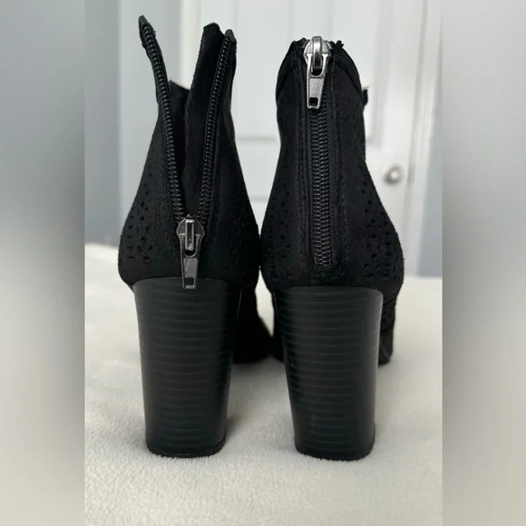 American Eagle Womenโs 3โ Black Bootie, Peep Toe sz 10 - Picture 3 of 9